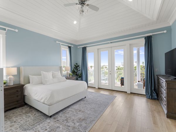 Destin Elegant Four Bedroom Vacation Home Near the Beach