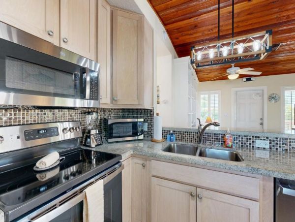 Charming Canal-Side Property in Marathon, Florida Keys- Perfect for Couples