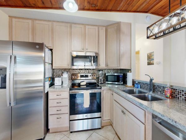 Charming Canal-Side Property in Marathon, Florida Keys- Perfect for Couples