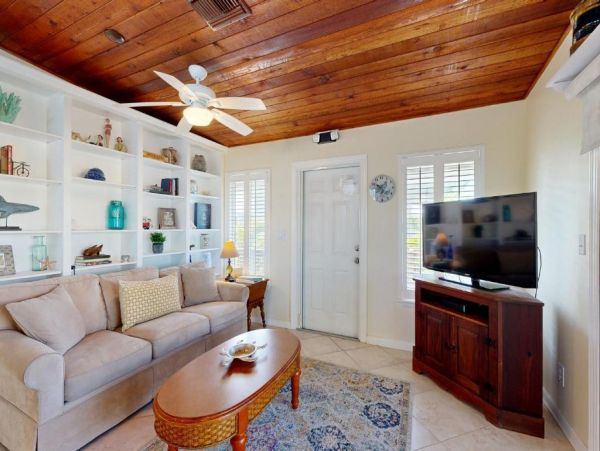 Charming Canal-Side Property in Marathon, Florida Keys- Perfect for Couples