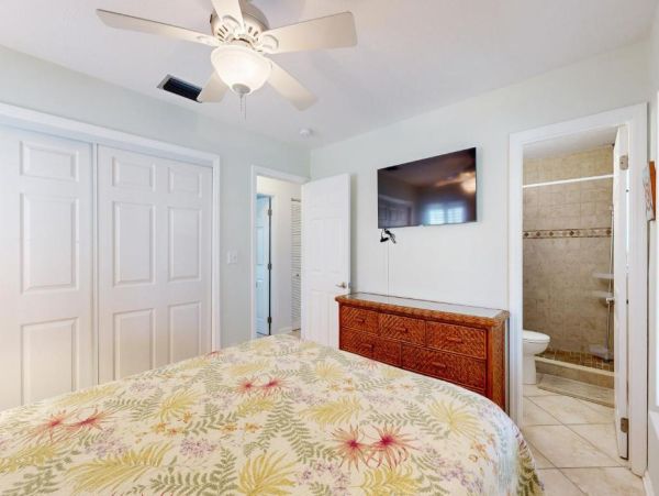 Charming Canal-Side Property in Marathon, Florida Keys- Perfect for Couples