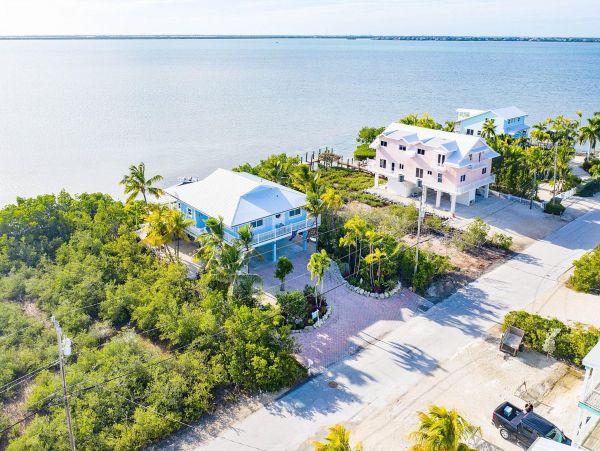 Luxurious Waterfront Retreat with Private Pool & Dock in Cudjoe Key