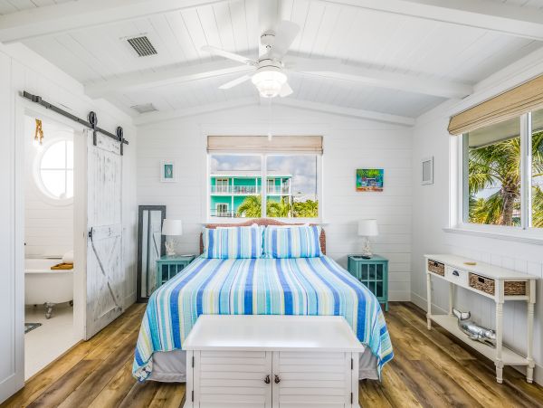Luxurious Waterfront Retreat with Private Pool & Dock in Cudjoe Key