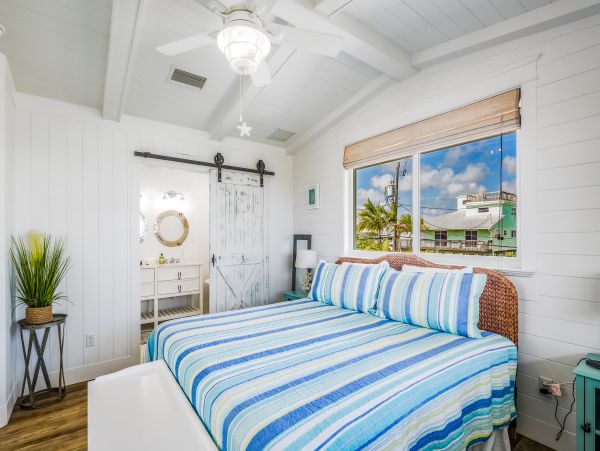 Luxurious Waterfront Retreat with Private Pool & Dock in Cudjoe Key