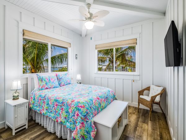 Luxurious Waterfront Retreat with Private Pool & Dock in Cudjoe Key