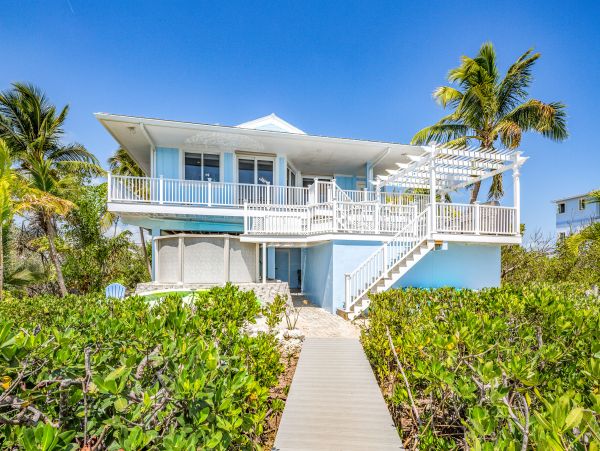 Luxurious Waterfront Retreat with Private Pool & Dock in Cudjoe Key