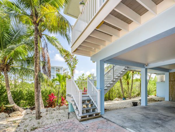 Luxurious Waterfront Retreat with Private Pool & Dock in Cudjoe Key