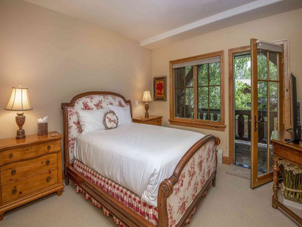 Bachelor Gulch ski ins ski out home