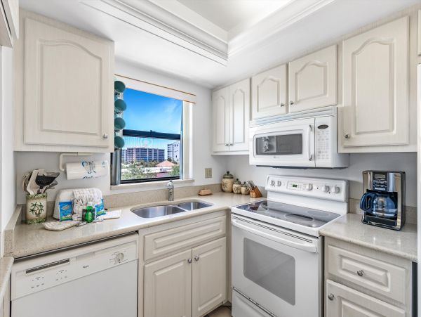 Fort Myers Beach Vacation Rental – Estero Island Beachfront Condo with Pool