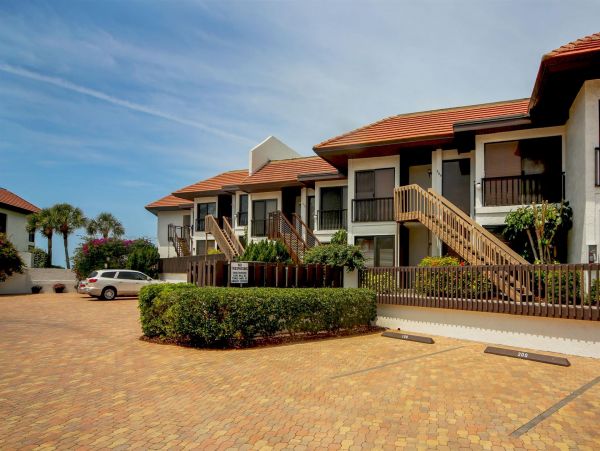 Stunning Beachfront Condo with Gulf Views - Ideal for Families and Friends