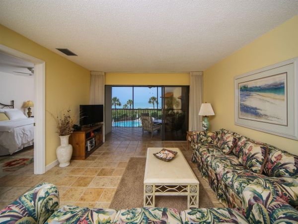 Stunning Beachfront Condo with Gulf Views - Ideal for Families and Friends
