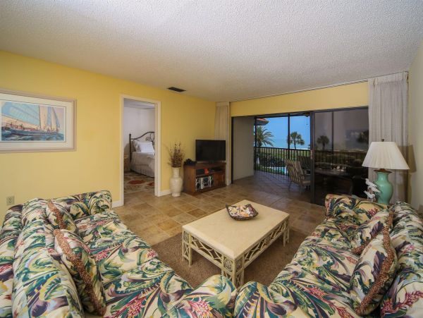Stunning Beachfront Condo with Gulf Views - Ideal for Families and Friends