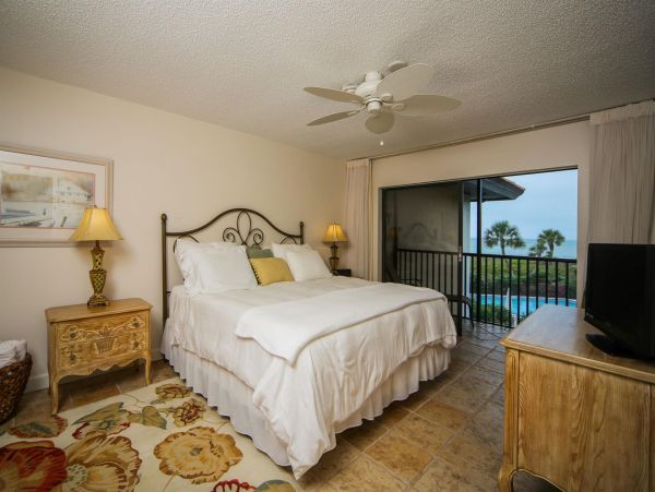 Stunning Beachfront Condo with Gulf Views - Ideal for Families and Friends