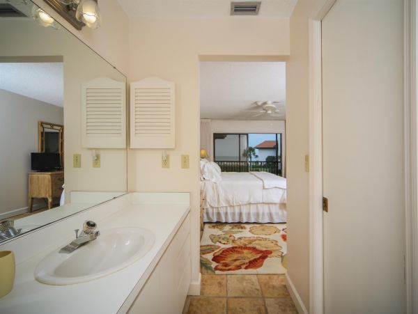Stunning Beachfront Condo with Gulf Views - Ideal for Families and Friends