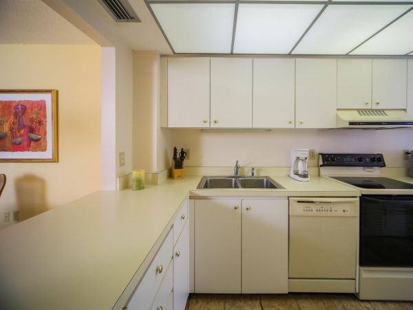 Stunning Beachfront Condo with Gulf Views - Ideal for Families and Friends