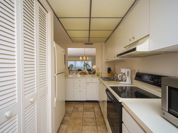 Stunning Beachfront Condo with Gulf Views - Ideal for Families and Friends