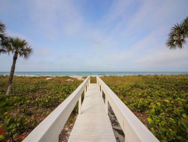 Stunning Beachfront Condo with Gulf Views - Ideal for Families and Friends