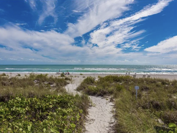 Stunning Beachfront Condo with Gulf Views - Ideal for Families and Friends