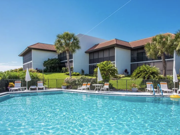 Stunning Beachfront Condo with Gulf Views - Ideal for Families and Friends