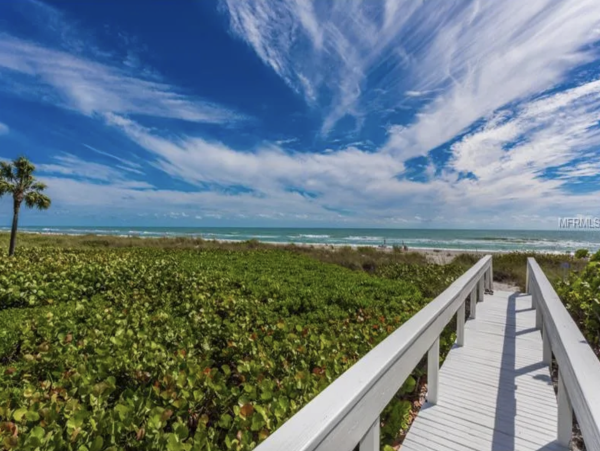 Stunning Beachfront Condo with Gulf Views - Ideal for Families and Friends