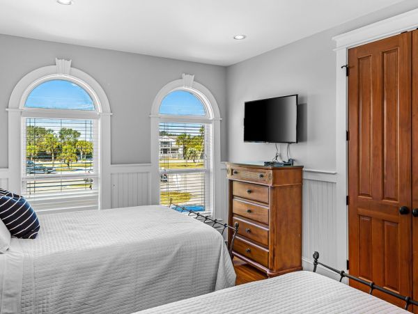Luxury 8 Bedroom Vacation Home in Isle of Palms Sleeps 8