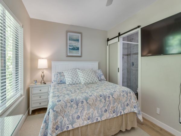 Hilton Head Vacation Condo Three Bedroom Walk to Beach
