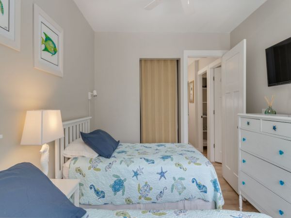 Hilton Head Vacation Condo Three Bedroom Walk to Beach