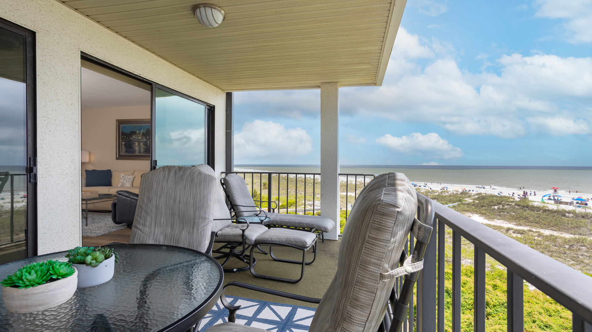 Lovely Condo with 2 Bedrooms & Ocean Views in Hilton Head