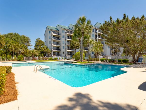Lovely Condo with 2 Bedrooms & Ocean Views in Hilton Head