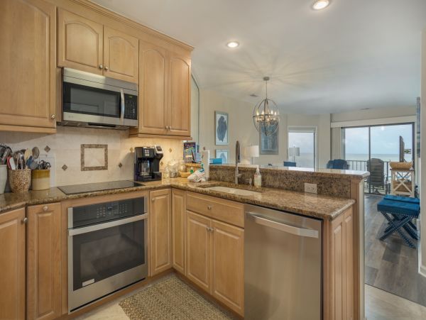 Lovely Condo with 2 Bedrooms & Ocean Views in Hilton Head