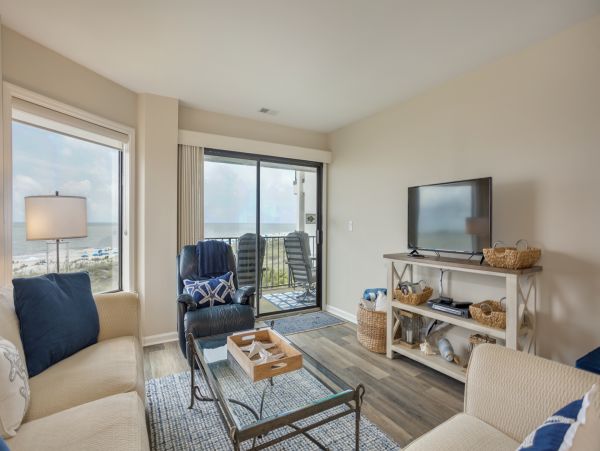 Lovely Condo with 2 Bedrooms & Ocean Views in Hilton Head