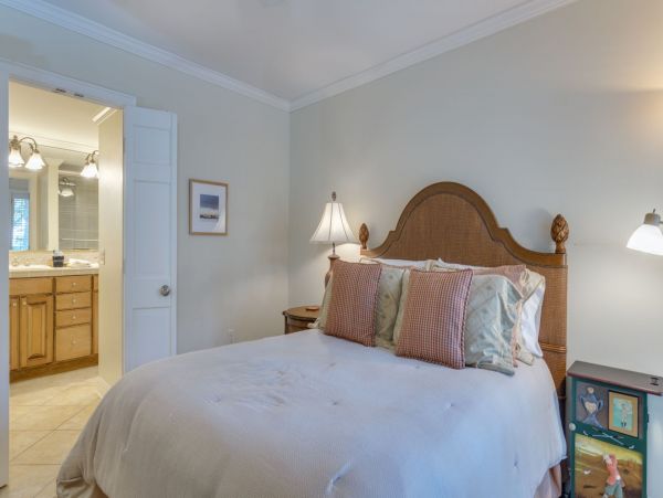 Hilton Head Vacation Condo Three Bedroom Walk to Beach