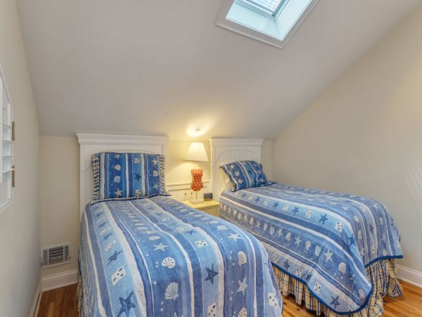 Hilton Head Vacation Condo Three Bedroom Walk to Beach