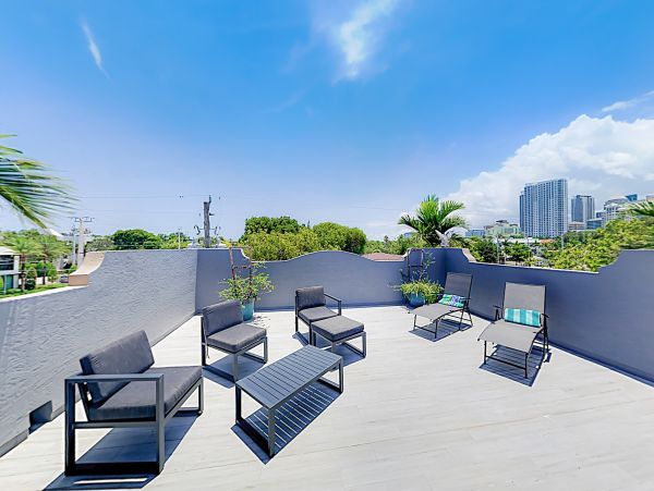 Rooftop Deck with Skyline Views of Downtown 2 BR Townhome