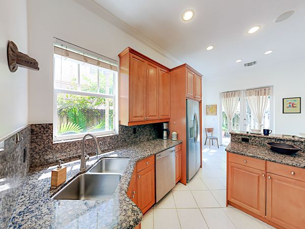 Rooftop Deck with Skyline Views of Downtown 2 BR Townhome
