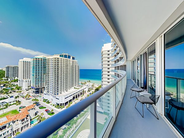 Extraordinary Ocean view 2 bedroom Condo with rooftop pools, hot tub & beach access