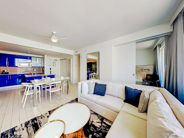 Extraordinary Ocean view 2 bedroom Condo with rooftop pools, hot tub & beach access
