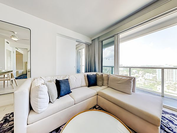 Extraordinary Ocean view 2 bedroom Condo with rooftop pools, hot tub & beach access