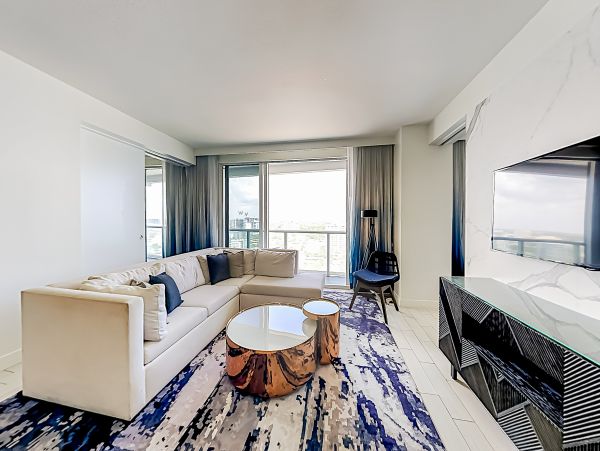 Extraordinary Ocean view 2 bedroom Condo with rooftop pools, hot tub & beach access