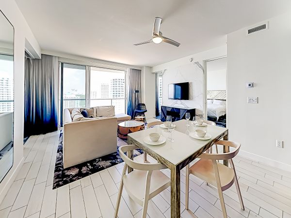 Extraordinary Ocean view 2 bedroom Condo with rooftop pools, hot tub & beach access
