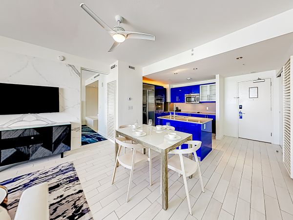 Extraordinary Ocean view 2 bedroom Condo with rooftop pools, hot tub & beach access