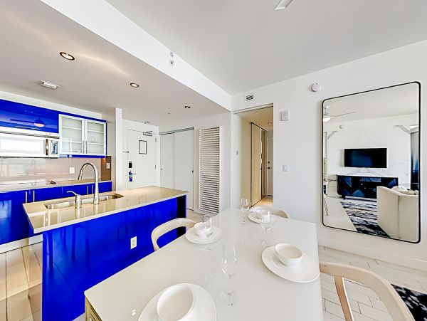 Extraordinary Ocean view 2 bedroom Condo with rooftop pools, hot tub & beach access