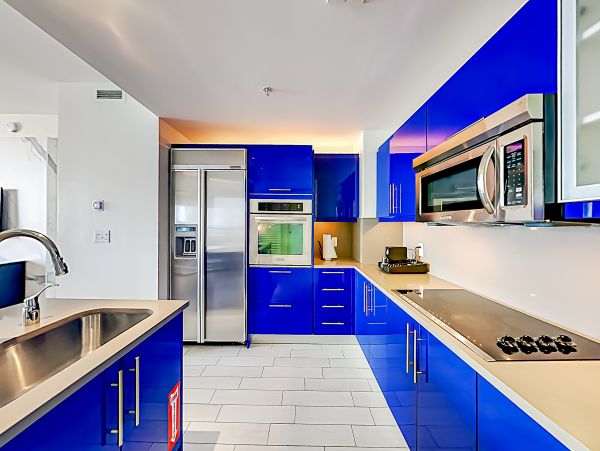 Extraordinary Ocean view 2 bedroom Condo with rooftop pools, hot tub & beach access