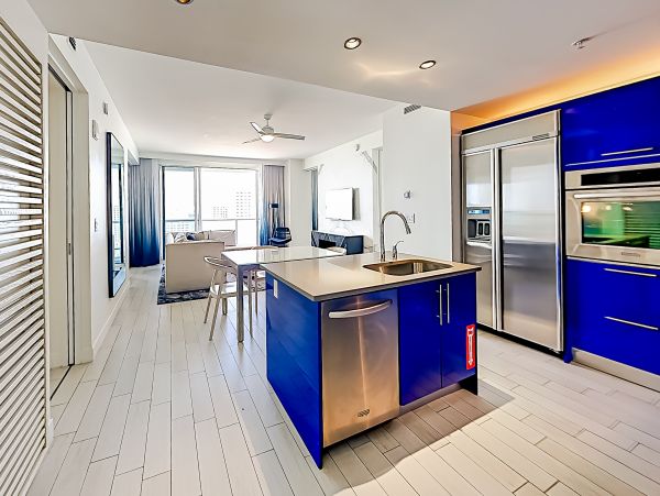 Extraordinary Ocean view 2 bedroom Condo with rooftop pools, hot tub & beach access