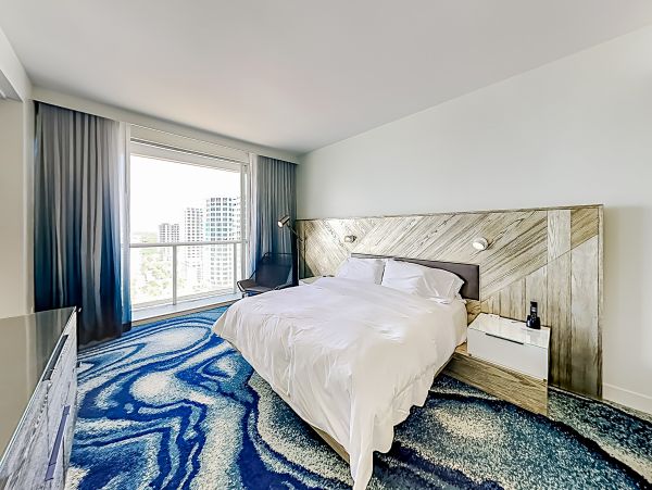 Extraordinary Ocean view 2 bedroom Condo with rooftop pools, hot tub & beach access