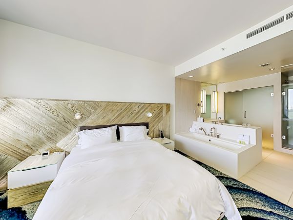 Extraordinary Ocean view 2 bedroom Condo with rooftop pools, hot tub & beach access