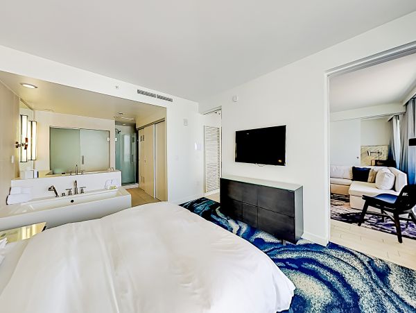 Extraordinary Ocean view 2 bedroom Condo with rooftop pools, hot tub & beach access