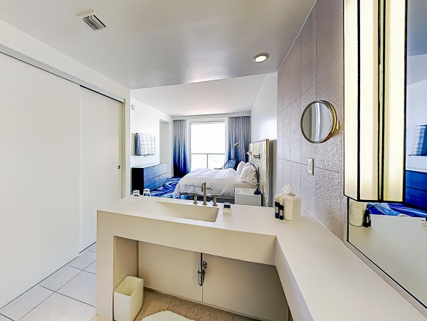 Extraordinary Ocean view 2 bedroom Condo with rooftop pools, hot tub & beach access