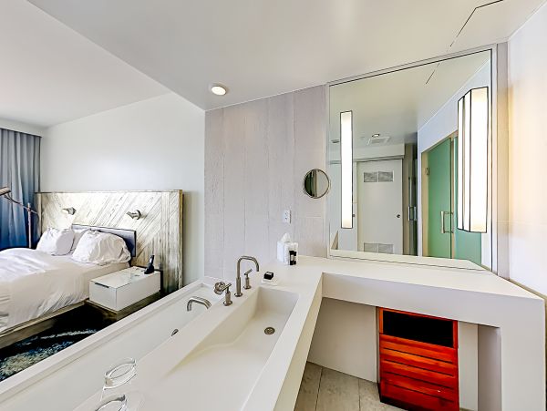 Extraordinary Ocean view 2 bedroom Condo with rooftop pools, hot tub & beach access
