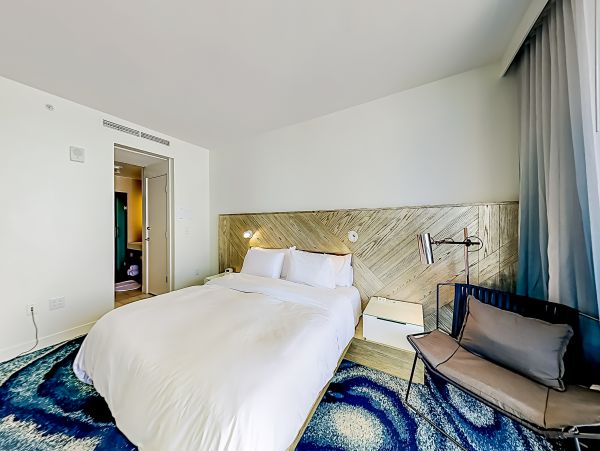 Extraordinary Ocean view 2 bedroom Condo with rooftop pools, hot tub & beach access